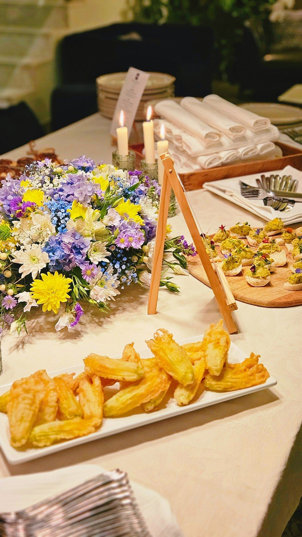 Buffet with fresh flowers and courgette-flower fritters.