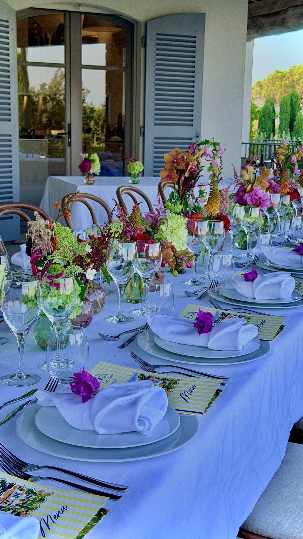 Flowered table by the Provençal shutters of the villa.